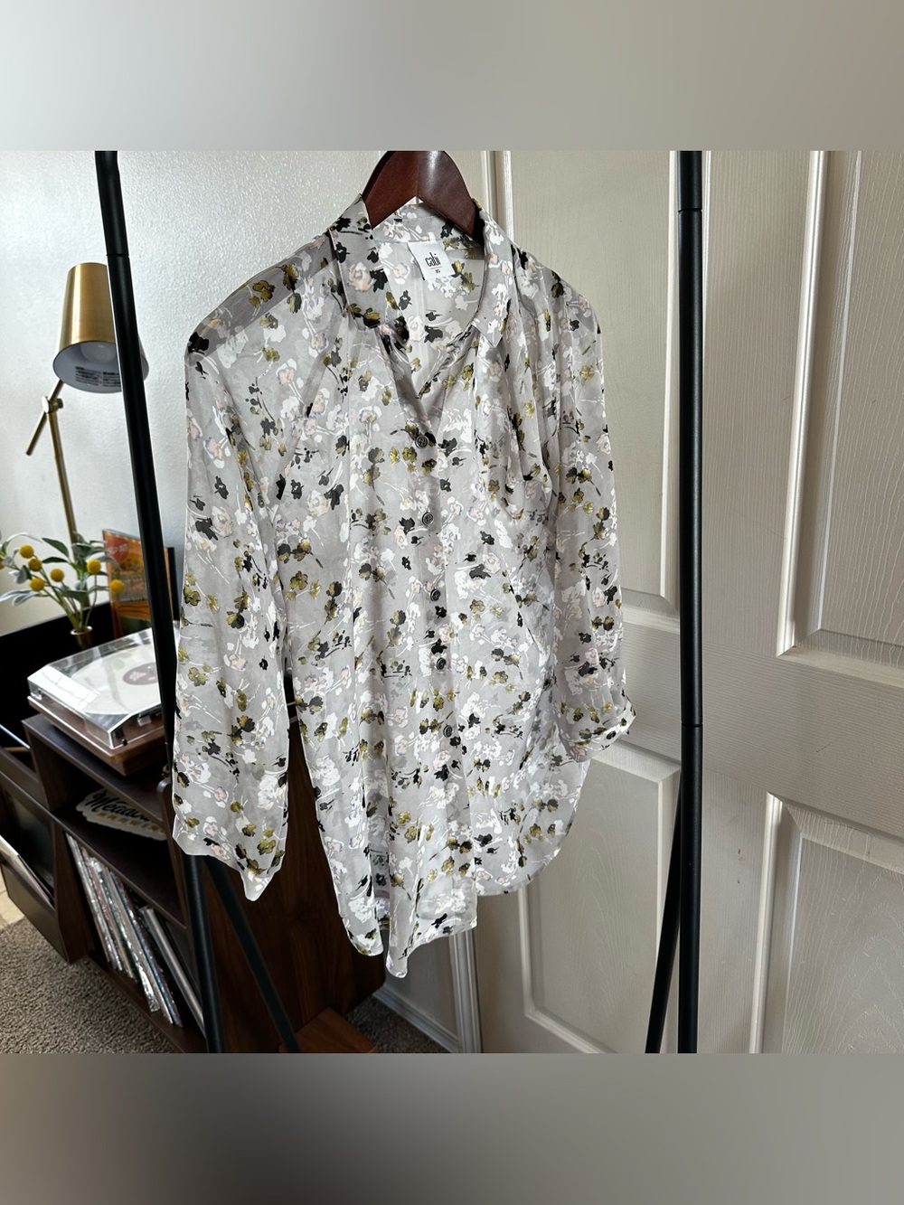 CAbi Light Gray Floral Button-Front Blouse 🦋